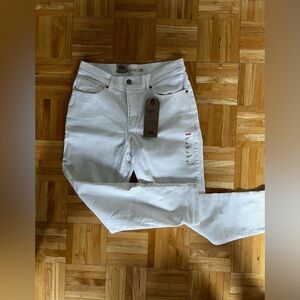 White Levi’s classic crop